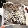 Pañuelo Cuadrado Clásico Estampado de Leopardo Europeo y Americano, Versátil para Todas las Estaciones, Pañuelo Cuadrado Multifuncional, Pañuelo Decorativo de Cabeza Estilo Unisex a la Moda, Pañuelo para Cintura