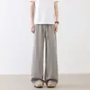 Calças masculinas com toque fresco para o trajeto e uso casual, estilo old money, luxo discreto, listradas, corte relaxado, caimento vertical solto, calças pantalona