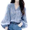Elegante y Deslumbrante Camisa Azul Floral de Cuello en V y Manga Larga Estilo Francés, Nuevo Modelo Primavera y Otoño 2026, Corte Holgado Súper Atractivo que Disimula la Figura