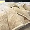 Juego de Cama de Cuatro Piezas de Terciopelo Tallado de Gama Alta Lujo Ligero Sentido de Gama Alta Ropa de Cama de Terciopelo de Leche Superficie de Coral Grueso Sábana Funda de Edredón