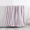 Toalla de baño de rayas anchas toalla de playa tejido de punto por urdimbre terciopelo coral suave para el hogar toalla de baño grande se puede usar y envolver venta al por mayor una generación de cabello