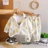Moda Outono 2025 Elegante e Bonito para Crianças Pequenas e Médias, Conjunto Manchadinho de Manga Longa, Conjunto de Três Peças da Moda e Legal para Meninos na Primavera e Outono
