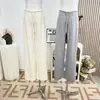 Apresentando as Calças Preguiçosas Nuo Nuo! Oferecem a quantidade certa de relaxamento, são confortáveis e fluidos, calças casuais versáteis em bege e cinza claro