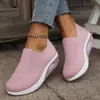 Nuevos zapatos mecedores cómodos transfronterizos, con parte superior de flyknit, suela antideslizante, plantilla suave y diseño de malla transpirable, ideales para madres y mujeres, y adecuados para exportación