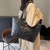 2025 Nova Bolsa de PU Bolsa de Roupas de Algodão Bolsa de Mão Bolsinha de Ombro Acolchoada para o Trabalho Bolsa Tote de Grande Capacidade