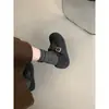 Sapatos Mary Jane de Pelúcia Cinza com Elevação Interna para Mulheres Outono e Inverno Novos Sapatos Birkenstock Sapatos de Algodão Quentes com Forro de Lã e Sola Grossa