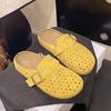 Chinelos Baotou para Mulheres Verão 2025 Novos Sapatos Vazados de Couro Sintético Tendência e Confortáveis Chinelos Planos Atacado