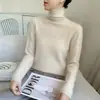 Nova blusa de base de malha de cashmere para outono e inverno, moderna e versátil para o trabalho, macia e confortável, cor sólida, gola alta sobreposta, corte solto para mulheres