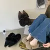 Mules fofas e estilosas com aumento interno de altura! Mules de camurça bico fino sem salto e com fivela fina para mulheres, para uso externo
