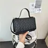 Bolso de Mujer con Relieve de Moda 2026 Nuevo Modelo Bolso de Mano Bolso de Hombro Bolso Cruzado para el Trabajo Bolso Cuadrado Pequeño Simple a la Moda Transfronterizo