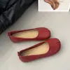 Zapatos de Abuela Planos de Punta Redonda con Costura Frontal para Mujer de Boca Baja Versátiles Retro Zapatos de una Sola Pieza para Persona Perezosa Punta Dividida Nuevo Estilo Piel Suave Delicada 2026