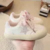Zapatillas Deportivas Blancas con Estrellas Moda Infantil 2026 Otoño Nuevas Versátiles Transpirables para Niñas y Niños con Suelas Suaves
