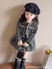Conjunto Otoñal Chic para Niñas: Abrigo Corto de Tweed Blanco y Negro con Botones de Perla y Falda Plisada, Elegante Conjunto de Vestido de Princesa