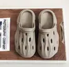 Zapatos con Agujeros para Uso Exterior para Hombre Verano 2024 Nuevos Zapatos Deportivos Chanclas Sandalias Antideslizantes para Conducir para Hombres y Mujeres