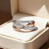 Anillo de Diamantes Personalizado en Forma de X de Dos Tonos Moda Simple Europea y Americana Lujo Accesible Contraste Cruzado Anillo de Circonita Micro-Pavimentado Venta al por Mayor