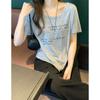 Camiseta Feminina de Manga Curta com Bainha Curva Assimétrica Puro Desejo Verão Decote Grande Clavícula Exposta Ombro Direito Top Estilo Solto Preguiçoso
