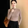 26 Blusa de Tricô Longa com Recortes e Gola Halter, Design Moderno, Decote V, Outono/Inverno, Nova Peça Básica Versátil, Suéter Emagrecedor Feminino