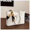 Bolsa de Mão Casual de Grande Capacidade 2026 Nova Elegante Lenço de Seda Tendência Moda Simples Ombro Único Bolsa Tote Simples para o Trabalho