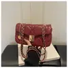 Bolsa Pequena Quadrada Feminina Estilo Francês em Couro com Cera a Óleo Modelo Novo 2026 Bordado Acolchoado Fivela de Fechamento Corrente de Ombro Transversal para o Dia a Dia