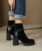 Cierra los ojos y compra estas modernas botinetas con suelas gruesas, tacones robustos y un diseño de patchwork, perfectas para otoño e invierno.. Cuentan con una cremallera trasera y un acabado mate