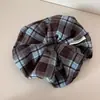 Scrunchie Marrom Xadrez de Tecido Macio para Mulheres, Estilo College Outono e Inverno, Prendedor de Cabelo para Coque Grande, Acessório de Cabelo, Novo Modelo