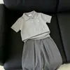 Conjunto Casual de Dos Piezas para Niños, Polo de Punto Gris de Manga Corta, Estilo Coreano Nuevo, Verano 2026, Moderno
