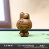 Talla de sándalo natural de un conejito My Melody, un pequeño adorno de escritorio, llavero o colgante
