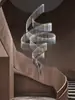 Villa dúplex moderna de lujo ligero con sala de estar de planta abierta, candelabro grande, escalera de caracol, tira de cristal, candelabro de diseñador único