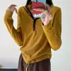 2025 Nova Camiseta Feminina Slim com Capuz Color Block Outono e Inverno Gola Meio Aberta Camiseta Básica Escovada Estilo Espesso Feminino