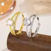 Anillo Abierto de Lujo Ligero con Circonia Pavimentada Entrelazada Anillo de Circonia Ajustable de Seis Garras Versátil para el Viaje Diario Anillo de Diamante Imitación para Mujeres
