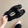 Primer Encuentro: Zapatos Negros Minimalistas Huecos Bajos sin Cordones para Mujer, Nuevos Zapatos Pequeños de Cuero Versátiles para el Verano y el Trayecto al Trabajo