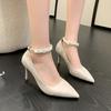 Zapatos de tacón alto de aguja con punta puntiaguda para mujer, de ante negro, con hebilla recta y perla, estilo 2024