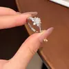 Anel de Floco de Neve em Formato de Coração para Mulheres, Anel de Diamante de 2 Quilates com Seis Garras, Design em Moissanita Banhado a Ouro Branco, Joia de Prata Esterlina