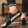 Zapatos de hombre para primavera y otoño, modernos y versátiles, de suela blanda, ligeros mocasines, empalme de cuero de moda, zapatos individuales de envío directo transfronterizo