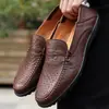 Mocasines de cuero para hombre con suelas blandas, transpirables y modernos para el verano, con un diseño calado, perfectos para uso casual, negocios y estilo slip-on
