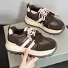 Tênis Esportivo Feminino 2026 Outono Novo Versátil Casual Solado Macio Tênis Pai Leve Solado Grosso Aumenta Altura Tênis Forrest Gump