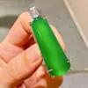 Presente de drenagem de fornecimento ao vivo natural Bingyang verde cor esmeralda calcedônia cartão indiferente colar embutido pendurado pingente atacado