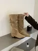 Botas cuadradas de gamuza estilo coreano para mujer, nuevo modelo otoño/invierno 2026, botas de media caña con hebilla de cinturón y aumento interno de altura, botas de montar