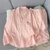 Pijama de Algodón Nube Wan Nian Ge para Mujer Otoño e Invierno Bordado de Dibujos Animados Cuello Solapa Manga Larga Se Puede Usar Fuera de Casa Conjunto