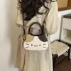 Bolso de mano cruzado de un solo hombro con bloques de color, lindo y adorable, para niña, moda nueva primavera 2026, versátil, con estampado de gato de dibujos animados, elegante