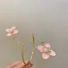 "Galho Dourado com Pistilos Gêmeos" Flor Irregular Rosa Doce Braçadeira de Braço Joia de Mão Atmosférica de Nicho para Mulheres