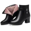 Botas Curtas Femininas 2026 Inverno Novos Sapatos de Couro Sapatos Femininos da Moda Couro Macio Irmã Sapatos de Algodão Sapatos de Cano Médio e Longo Acolchoados com Plush de Algodão