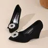 Sapatos de salto alto de trabalho versáteis de boca rasa, tamanho grande, sexy, fivela quadrada com strass, sapatos femininos, novidade Outono 2026, bico fino, salto plataforma