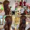 Nova coleção outono e inverno: acessórios de cabelo leves e luxuosos, incluindo presilhas de liga, enfeites de cabelo com tema de rosa e cereja, e elegantes presilhas de cabelo com franja para mulheres