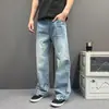 Jeans de peso pesado, lavado, com aspecto desgastado, perna reta ligeiramente larga, corte clean. Calça longa casual básica, versátil, solta.