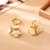 Brincos Vazados Flor de Concha Super Delicados, Frescos e Doces, Brincos Modernos e de Alta Qualidade, Elegantes e Estilosos, Presilhas de Orelha Estilo Menina