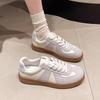 Sapatos brancos pequenos de sola grossa para mulheres, novos sapatos de outono 2025, sola grossa, aumento geral, calçados esportivos casuais, leves e respiráveis