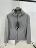 ¡Corte tridimensional con forro de polar! Esta chaqueta softshell a prueba de viento y resistente al agua con cuello alto es perfecta para actividades al aire libre y uso casual en otoño e invierno.