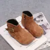 Botas retro de gamuza Birkenstock para niños, nueva colección otoño 2026, botas de cuero con hebilla metálica para niñas, botines de moda con suela blanda