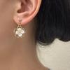 Pendientes de botón de diseño de alta calidad con personalidad de flor hueca tridimensional simple de estilo coreano S925, elegantes, ligeros y combinables con todo, de lujo y nicho.